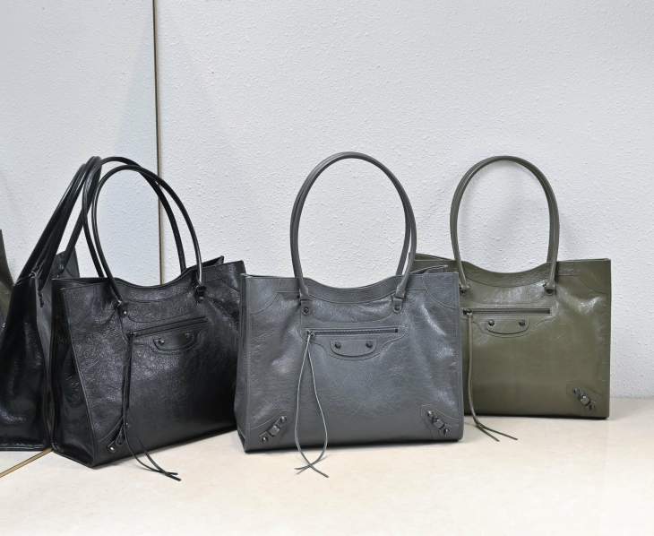 Picture of Balenciaga Handbags _SKUfw220852292fw